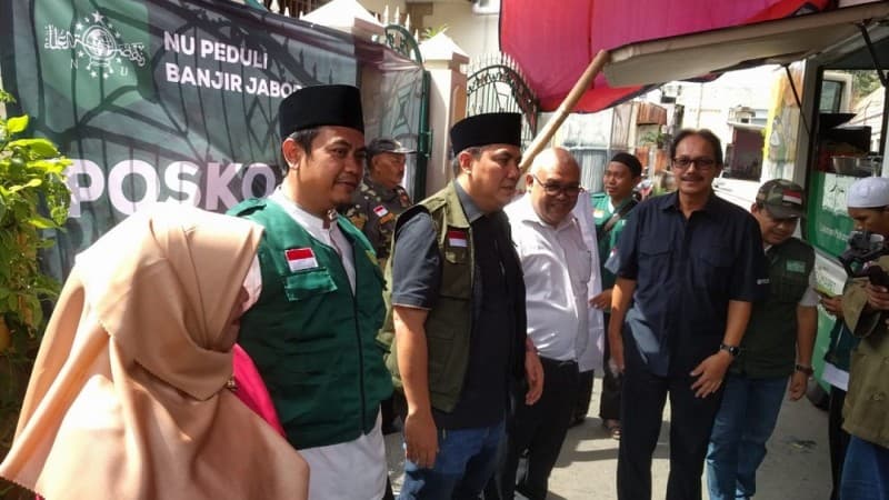 PBNU Serahkan Bantuan Sembako dan Makanan untuk Korban Banjir di Kampung Melayu