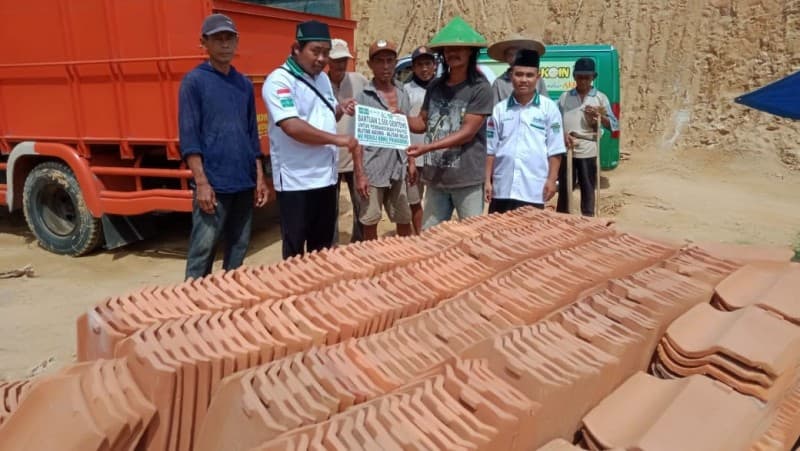 LAZISNU Gadingrejo Pringsewu Serahkan 2.500 Biji Genting untuk Bangun Pesantren