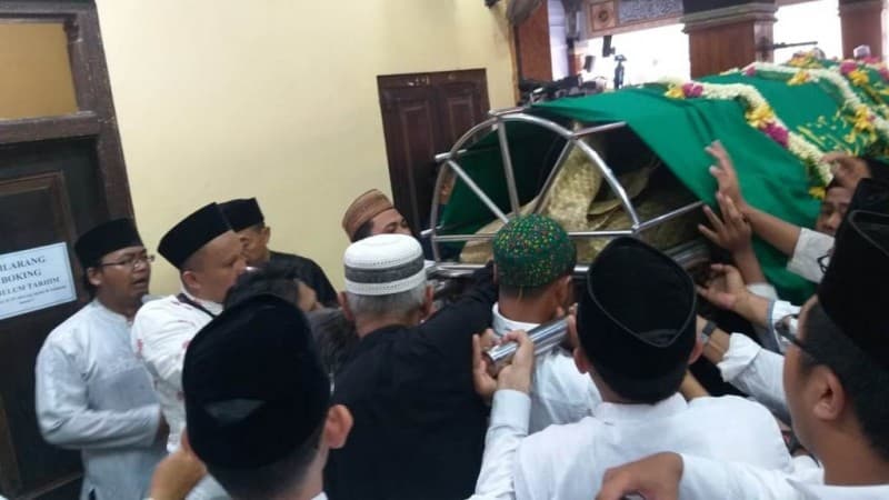 Lantunan Tahlil Iringi Kedatangan Jenazah Gus Sholah di Tebuireng