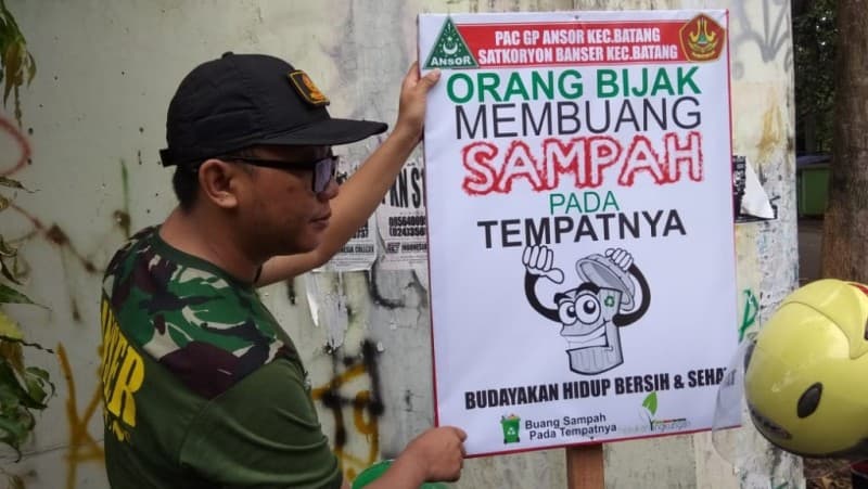 Aksi Banser Batang Tangani Sampah Penyebab Banjir