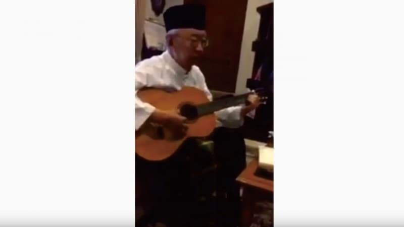 Gus Sholah Muda Gemar Nyanyi dan Main Bola