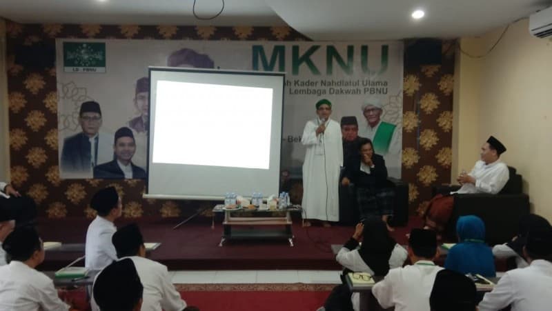 Demi NU, Habib Salim bin Jindan Siap Pakai Sarung