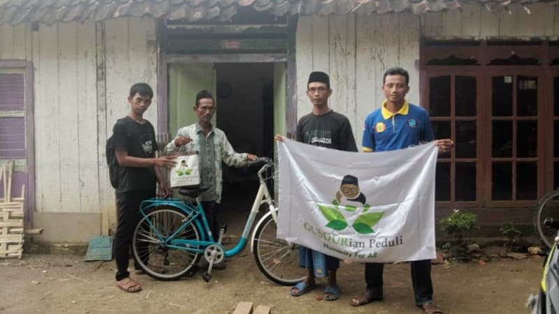 Peduli Kiai Kampung, Gusdurian Bojonegoro Bantu Sepeda Ontel
