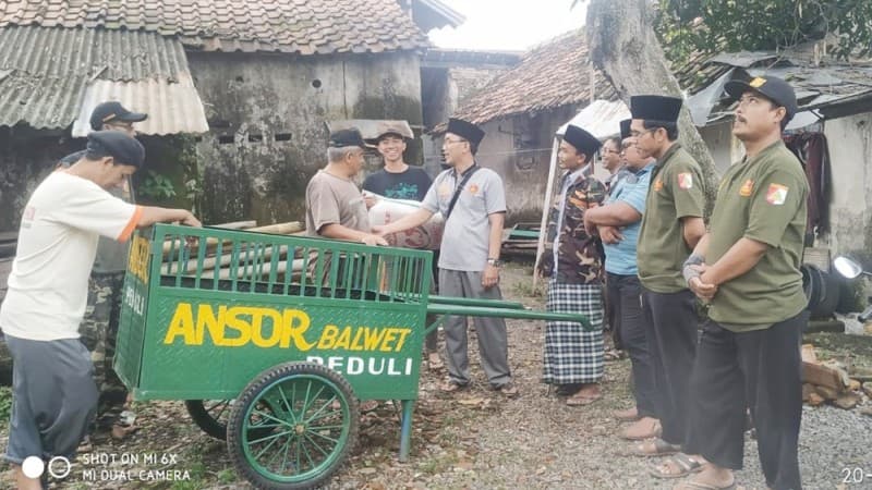 Ringankan Beban, Ansor di Tegal Serahkan Bantuan Gerobak