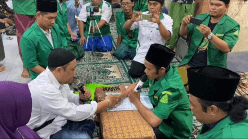 Ansor Denpasar Tuntun Mualaf Baca Syahadat