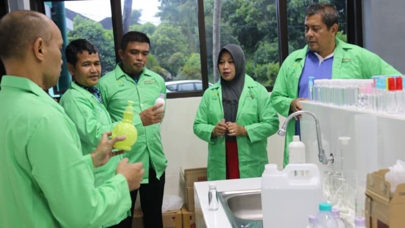 Mahasiswa IAIN Jember Bagikan Gel Pembersih Tangan Buatan Sendiri