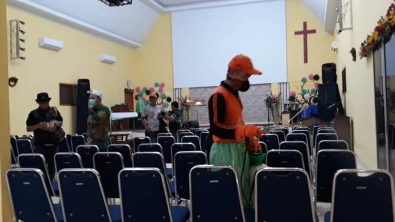 Jihad Melawan Corona, NU Jakpus Semprotkan Disinfektan ke Rumah Ibadah