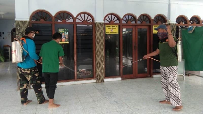 Banser Sidorejo Batang Juga Semprotkan Disinfektan Cegah Corona