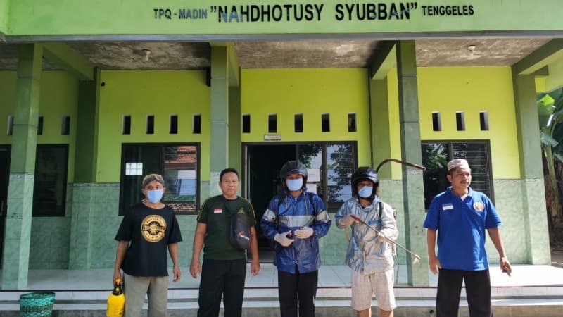 Tanggulangi Covid-19, NU Mejobo Kudus Semprotkan Disinfektan ke Masjid Se-Kecamatan