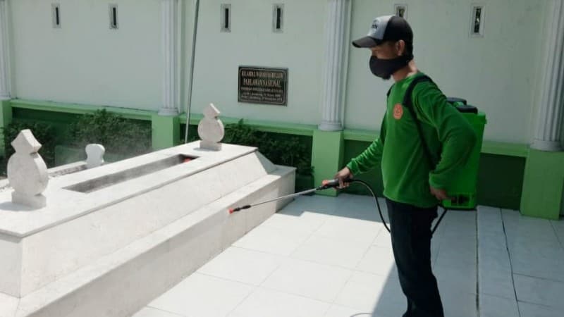 Cegah Covid-19, Kawasan Makam Mbah Wahab Disemprot Pakai Disinfektan