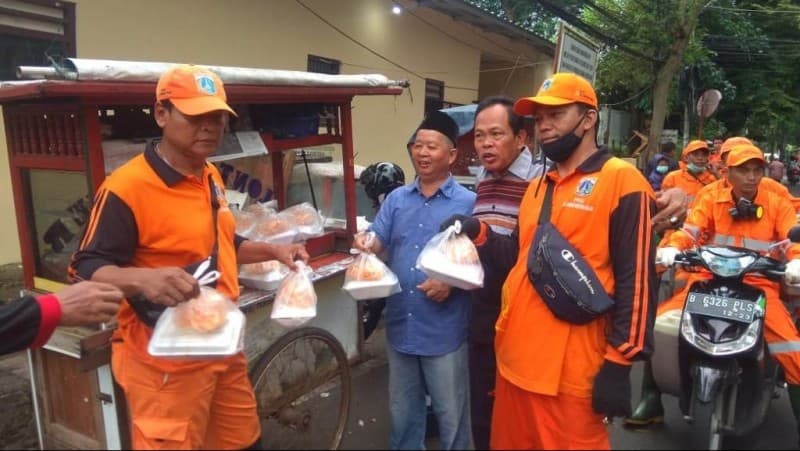 Peduli Dampak Corona, Anggota Banser Jakarta Bagikan Lontong Sayur
