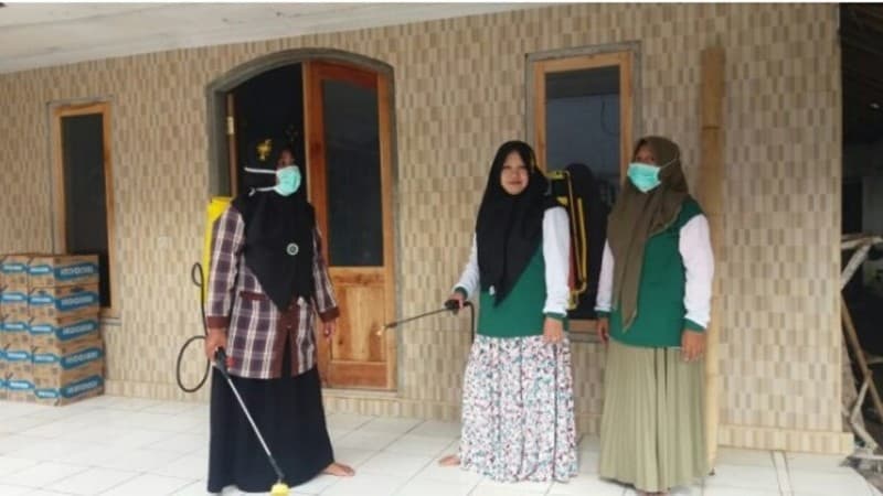 MWCNU Ledokombo Jember Guyur Disinfektan, Fatayat Ikut Pikul Tangki Semprot