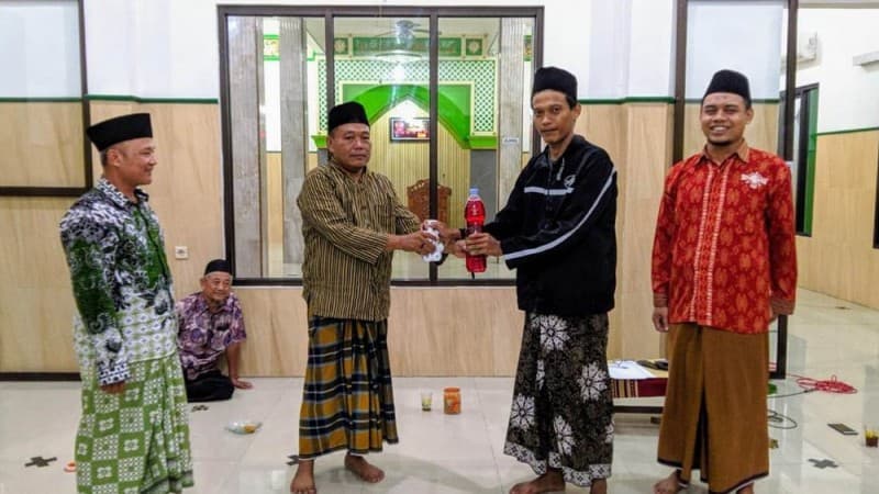 Cegah Covid-19, Ansor Wangandalem Brebes Donasikan Sabun Cuci Tangan