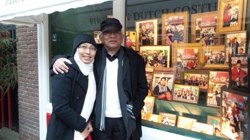 Bantu Korban Corona, Ienas Tsuroiya Lelang Lukisan Gus Mus dan Blangkon Suaminya