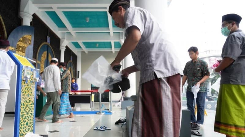 Antisipasi Kerumunan, Masjid Nasional Al-Akbar Bagikan Kantong Plastik