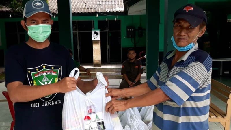 GP Ansor Jaksel Bagikan Sembako Kepada Warga Terdampak Covid-19