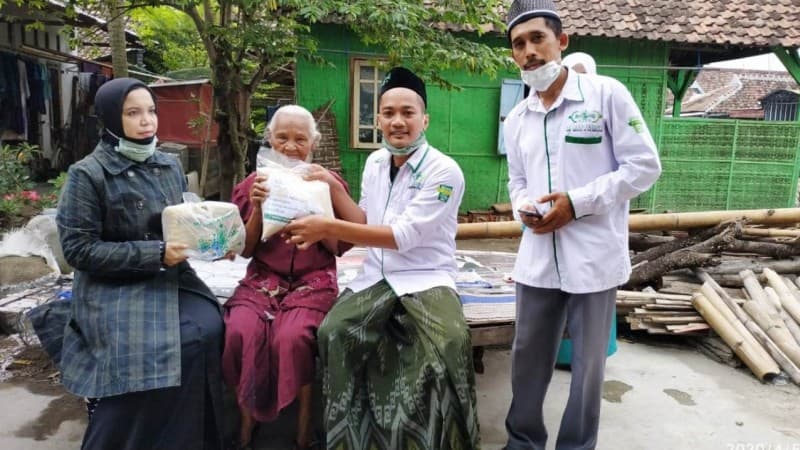 LAZISNU Kabupaten Kediri Bagikan Paket Sembako di Zona Merah