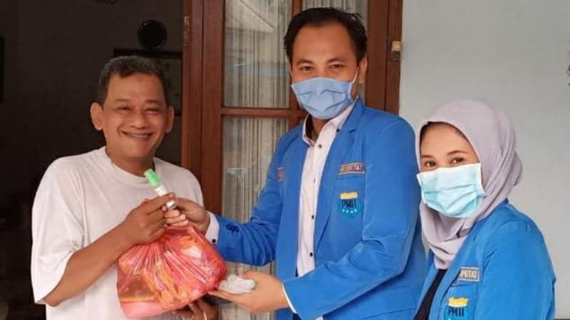 PMII Ciputat Bagikan Sembako dari Pintu ke Pintu