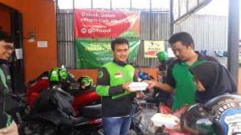 LAZISNU Lowokwaru Malang Bagikan Nasi untuk Sopir Ojol