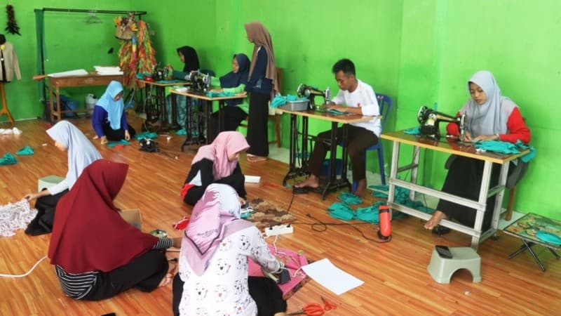 Meski Bahan Langka, Pesantren Ini Siapkan 5000 Masker Gratis