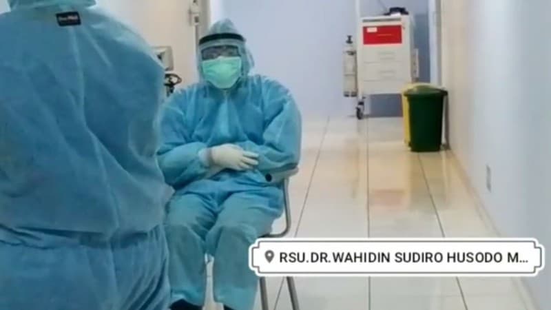 Viral, Tenaga Medis di Mojokerto Shalat Sambil Duduk Pakai APD Lengkap