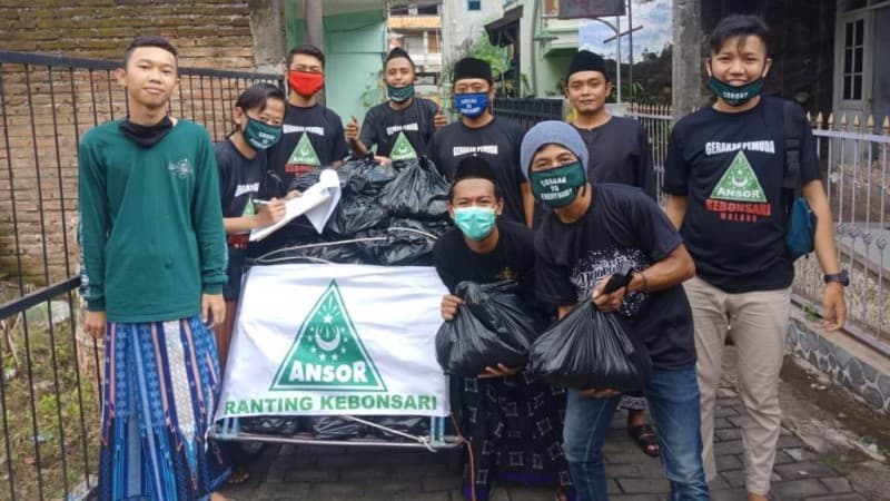 Dari Rumah ke Rumah, Ansor Kebonsari Malang Bagikan Sembako