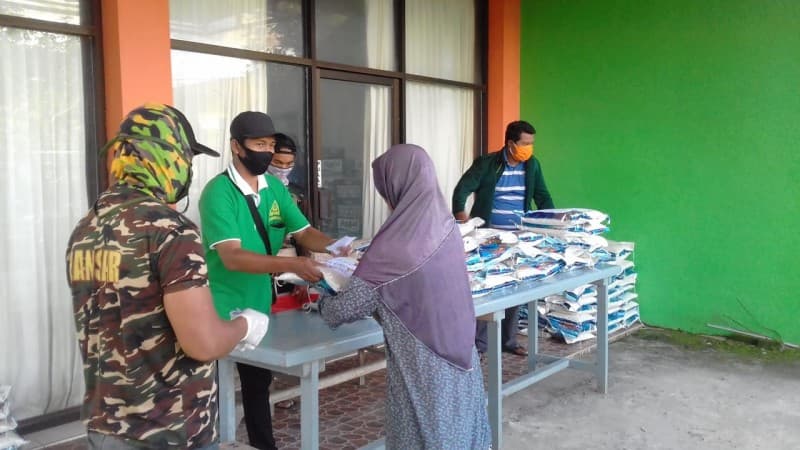 NU Bawean Bagikan Ratusan Sembako dan Ribuan Masker pada Warga