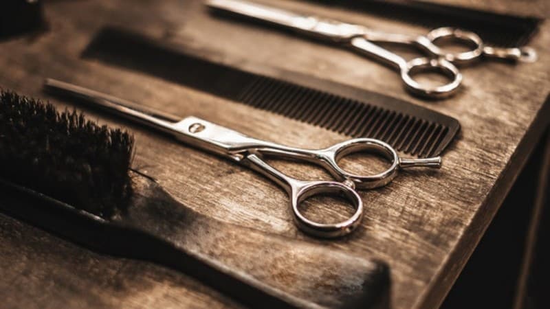 Tips Sehat Mencukur Rambut dan Memakai Jasa Pijat di Masa Covid-19