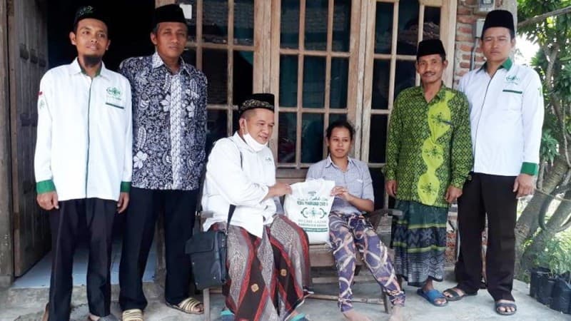 Senyum Astuti Penyandang Disabilitas Saat Terima Bantuan LAZISNU Kendal