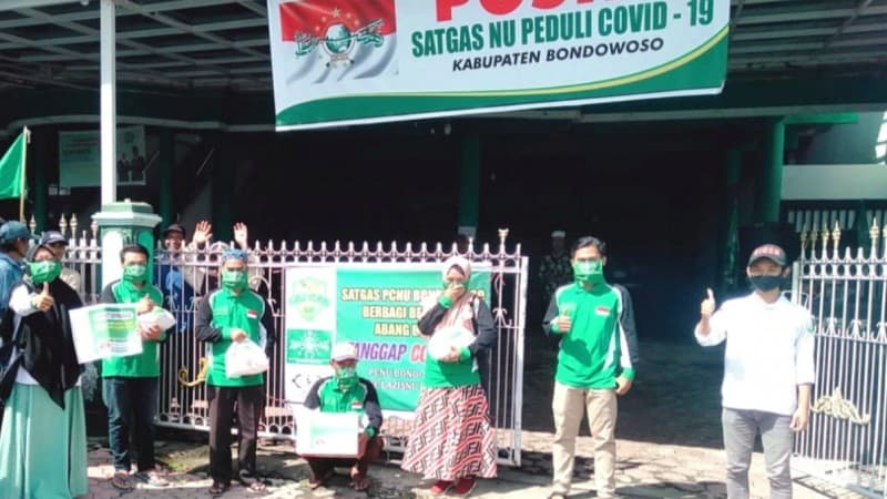 Senyum Ratusan Pengayuh Becak Terima Sembako dari LAZISNU Bondowoso