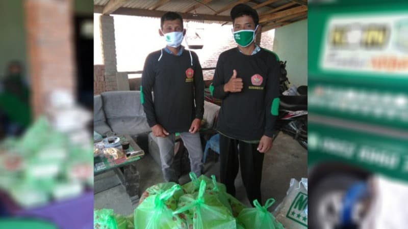 Banser Senior ini Turun Gunung Bantu Tetangga Ter'Lockdown' Lokal