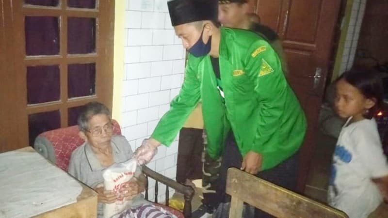 Ansor Tegal Bakti Sosial Bantu Warga Terdampak Covid-19