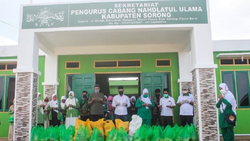 NU Sorong Papua Barat Bagikan Ratusan Paket Sembako dan Masker