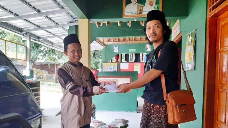 Lesbumi NU Pekalongan Bagikan Kado Lebaran untuk Guru Ngaji
