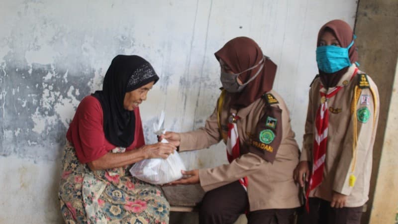 Pramuka SMA Ma'arif NU dan Pagar Nusa Tegal Baksos ke Warga Terdampak Covid-19