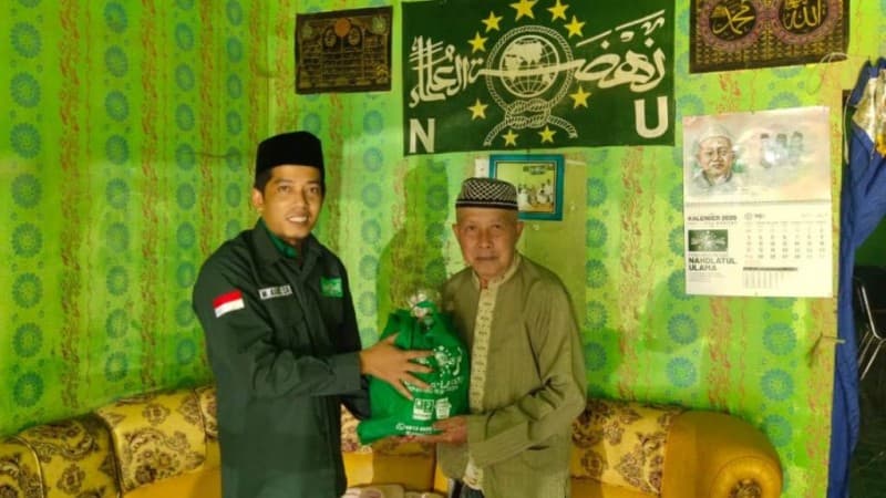 Imam Masjid di Konawe Dapat Bantuan Sembako dari NU Care-LAZISNU