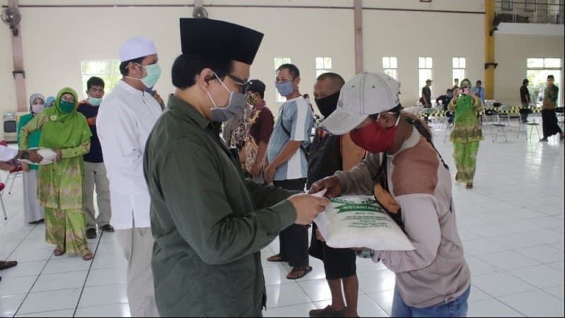 PCNU Kota Pekalongan Serahkan 1.000 Kantong Beras ke Dhuafa