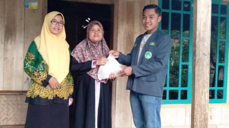 Lewat Patungan Dana, Pelajar NU di Batang Bagikan Sembako
