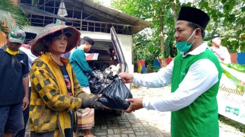 Dapat Bantuan Sembako NU, Senyum Merekah di Wajah Pemulung