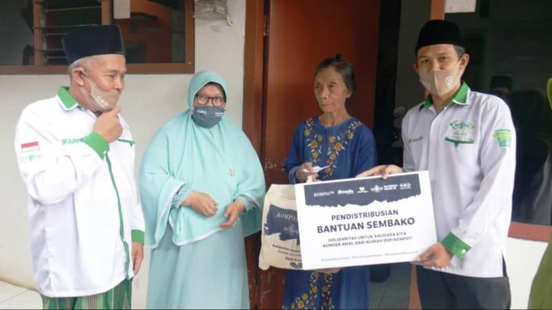 Kiai Marzuki Bersama Istri Antar Paket Sembako ke Rumah Warga