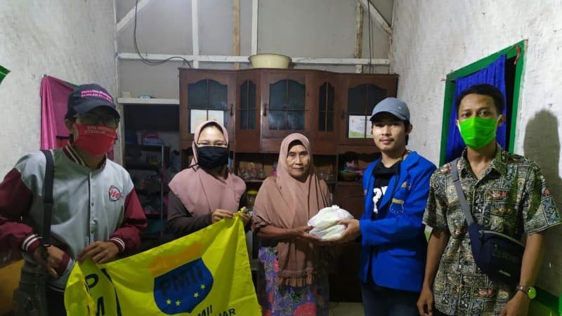 Saat Bagikan Bantuan, PMII Kota Banjar Jaring Keluhan Warga