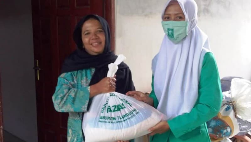 Sejumlah Banom NU di Tulungagung Bagikan Sembako untuk Guru Ngaji