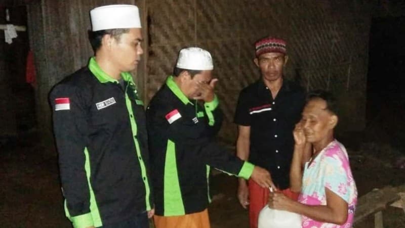 Tangis Pecah di Malam Takbir Saat Warga Kepulauan Terima Zakat Fitrah