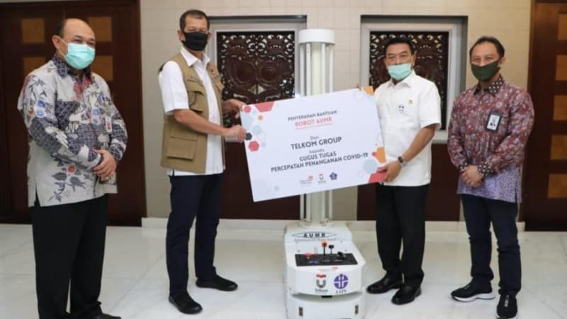 Telkom Serahkan Bantuan Robot Disinfeksi kepada Gugus Tugas Covid-19