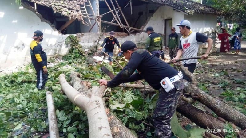 Kepedulian Banser Bantu Korban Angin Ribut di Blitar Diapresiasi Banyak Kalangan