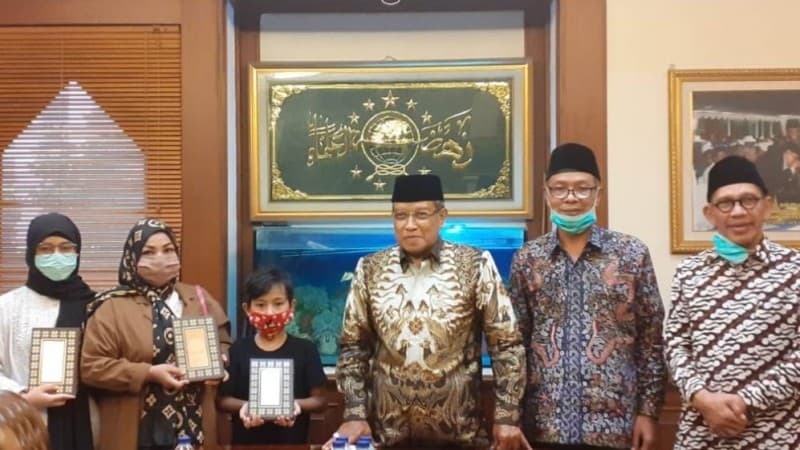 Kiai Said Tuntun Seorang Ibu dan Dua Anaknya Masuk Islam