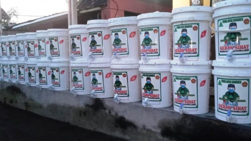 Ansor di Banyuwangi Kenalkan Protokol Kesehatan dengan Pembagian Timba