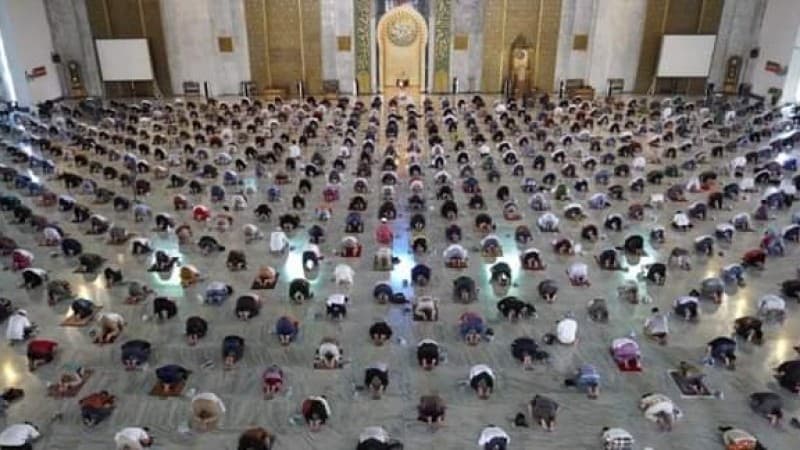 Terapkan 14 Protokol Kesehatan, Beginilah Penampakan Shalat Jumat di Masjid Al Akbar Surabaya