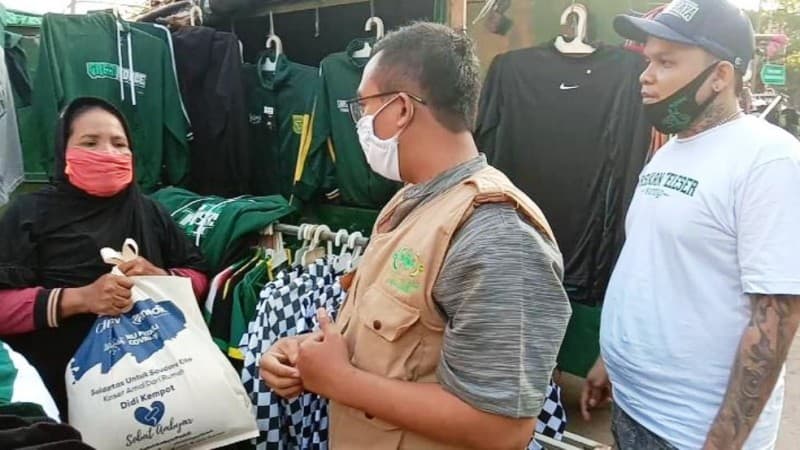 LAZISNU Jatim Gandeng Bonek Bagikan Sembako di Stadion