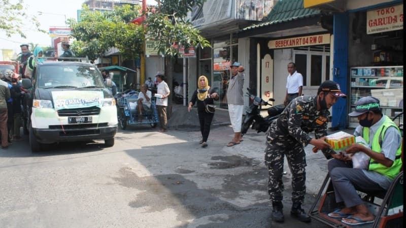 LAZISNU Salurkan Paket 4 Sehat 5 Sempurna untuk Juru Parkir di Sidoarjo